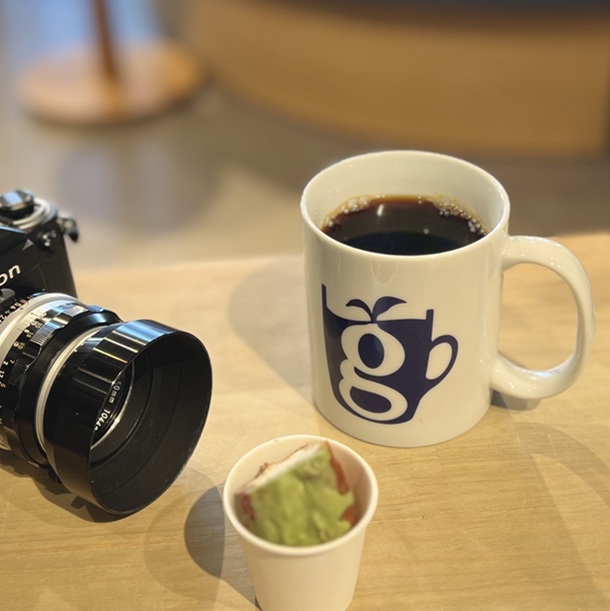 glincoffee-U_PLACE店で頼んだドリップコーヒーとフィルムカメラ