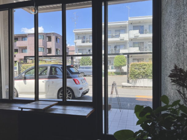 COFFEE AND BAKE STANの店内から見える外の景色