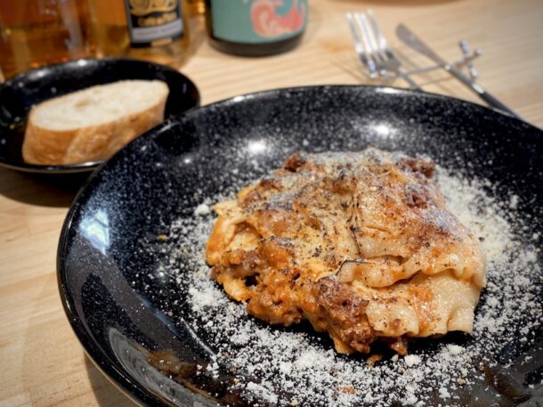 BISTRO CAPETAのラザニアとパン